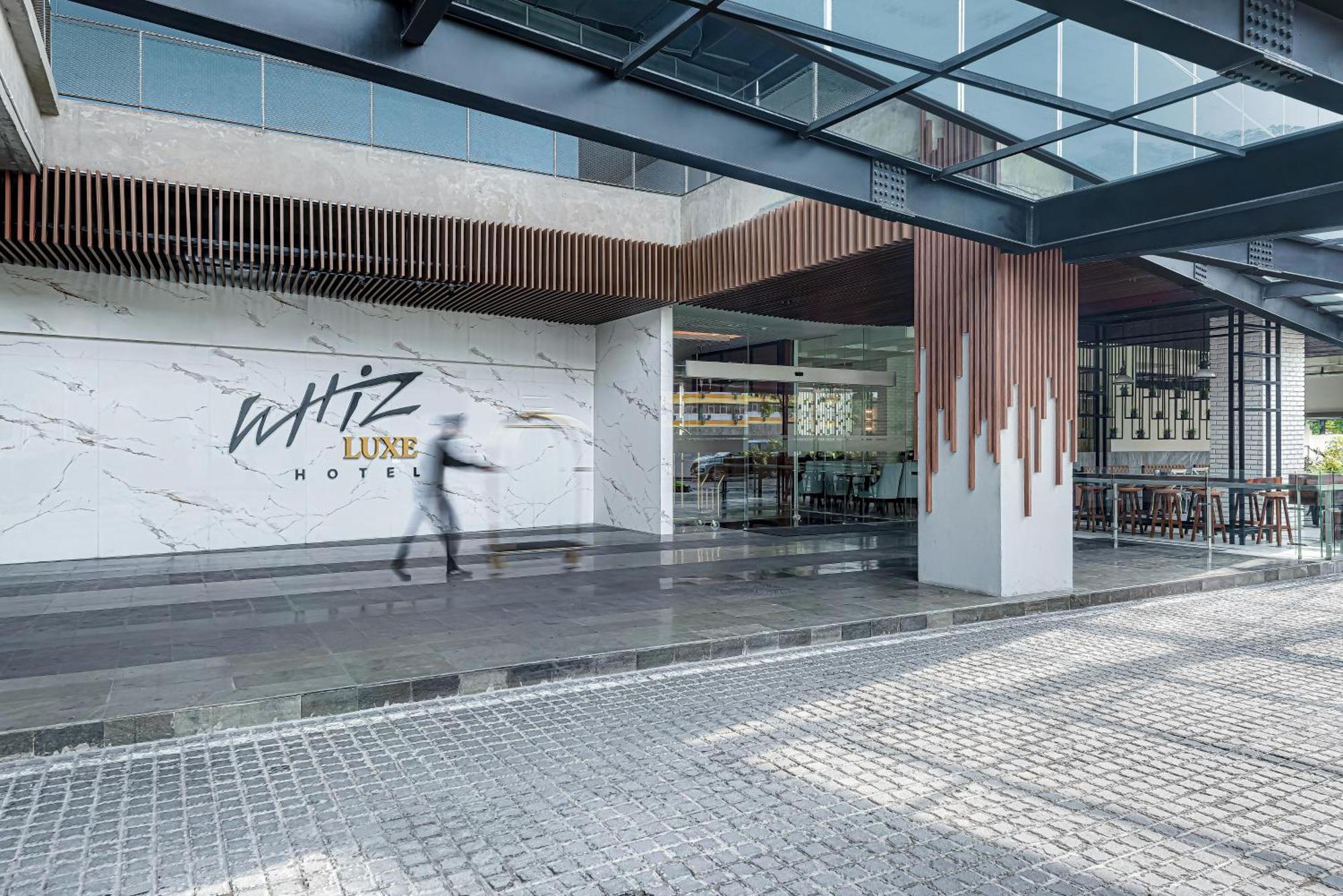 Whiz Luxe Hotel Spazio Surabaya Dış mekan fotoğraf