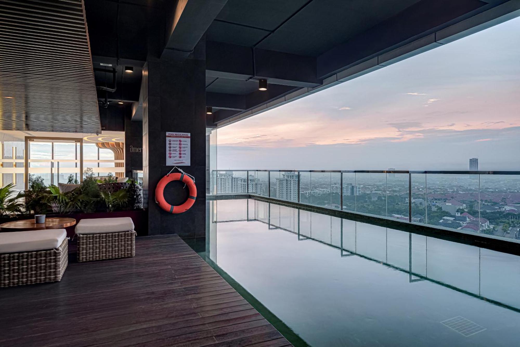 Whiz Luxe Hotel Spazio Surabaya Dış mekan fotoğraf