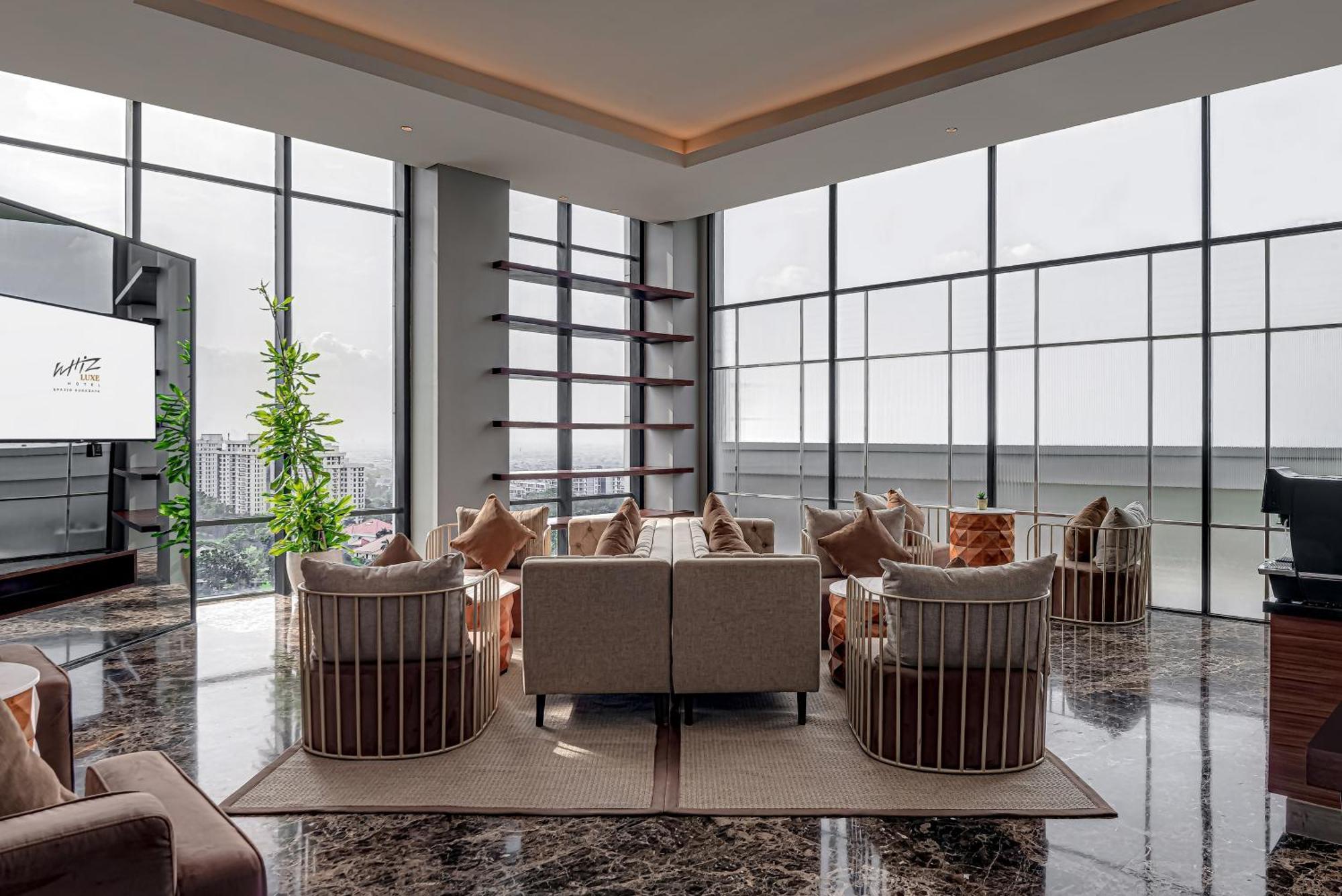 Whiz Luxe Hotel Spazio Surabaya Dış mekan fotoğraf