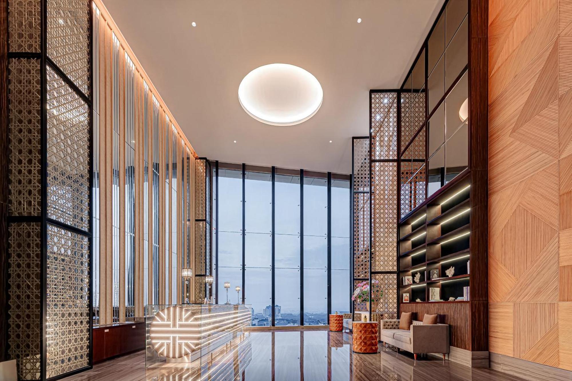 Whiz Luxe Hotel Spazio Surabaya Dış mekan fotoğraf