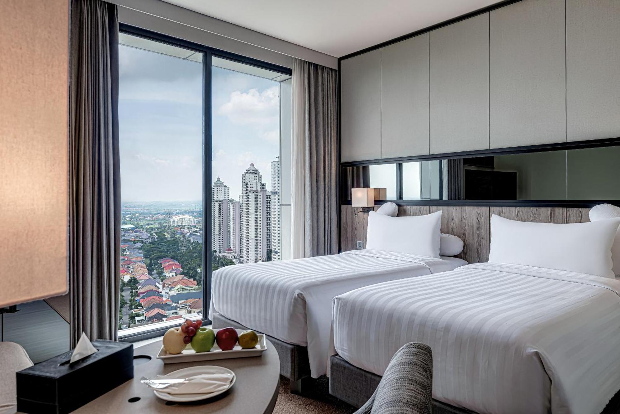 Whiz Luxe Hotel Spazio Surabaya Dış mekan fotoğraf