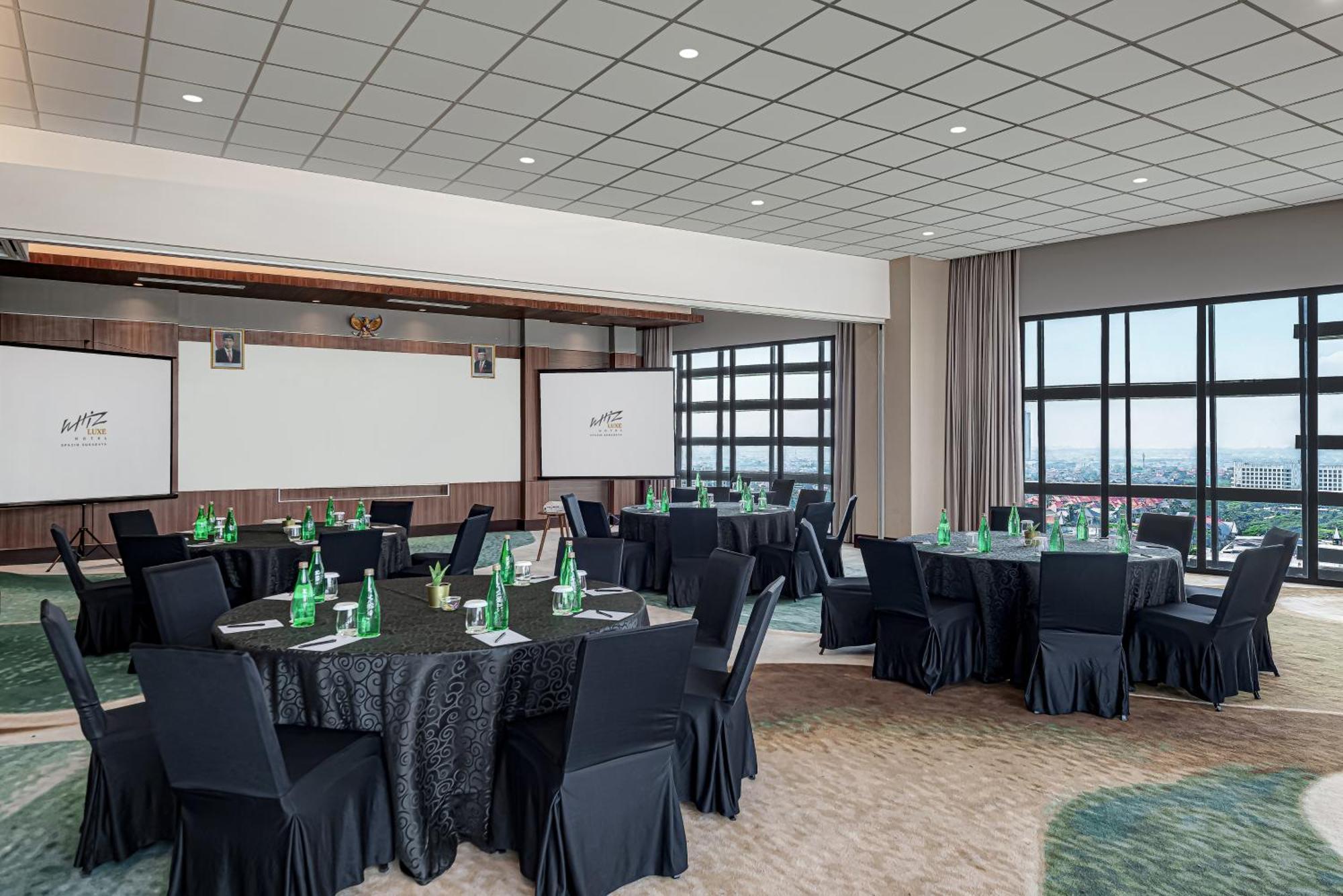 Whiz Luxe Hotel Spazio Surabaya Dış mekan fotoğraf