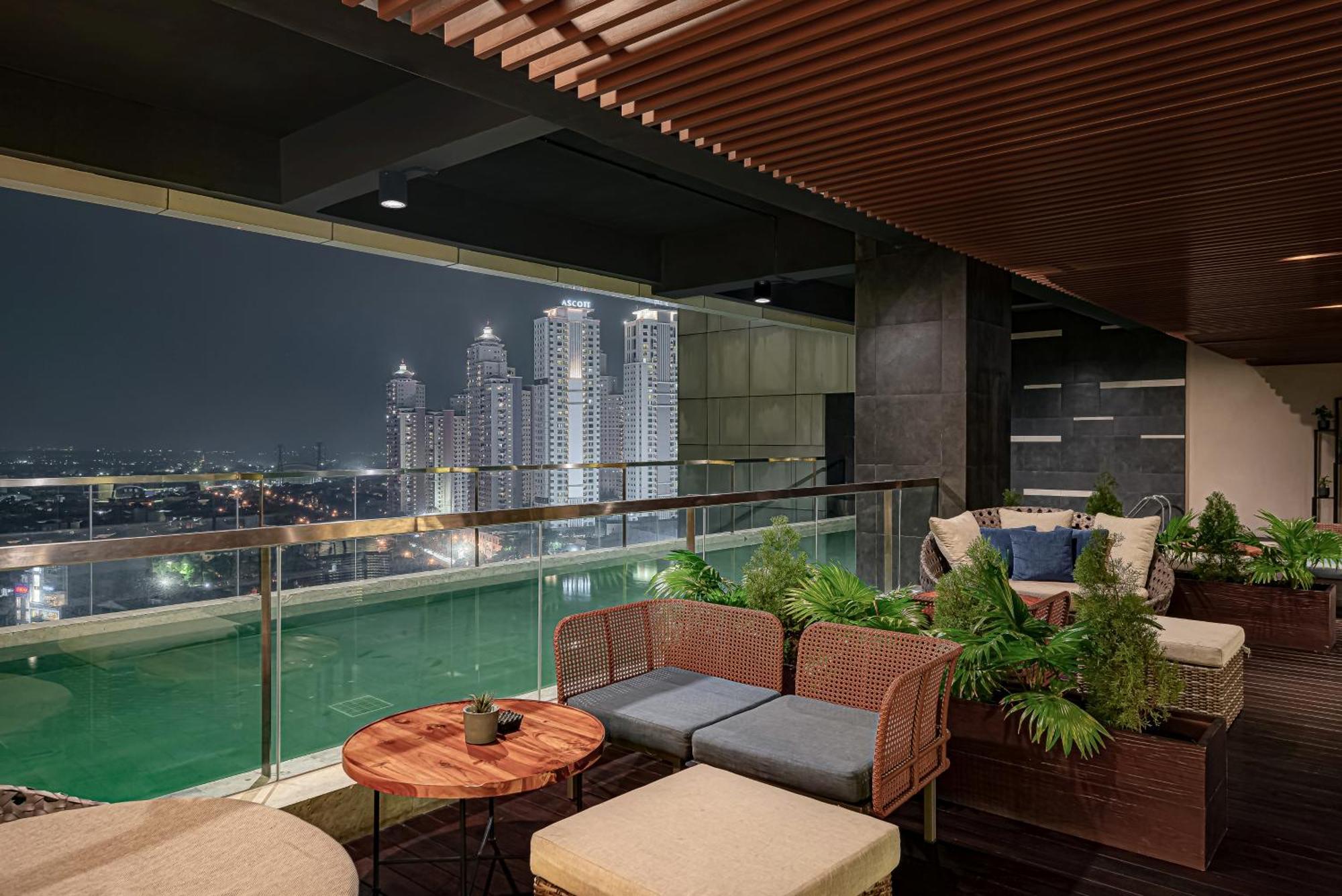 Whiz Luxe Hotel Spazio Surabaya Dış mekan fotoğraf