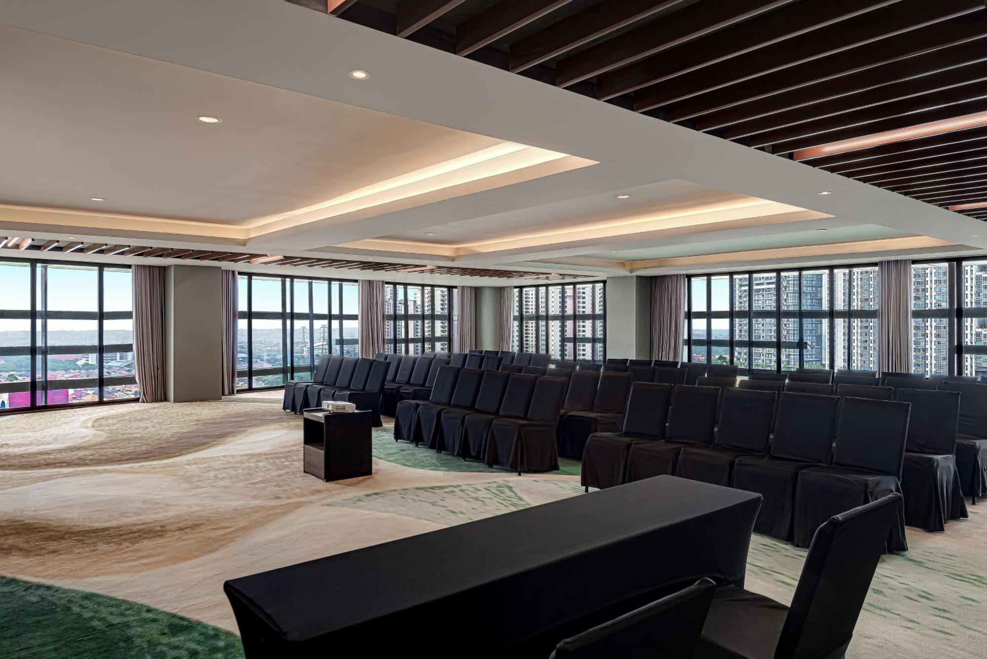 Whiz Luxe Hotel Spazio Surabaya Dış mekan fotoğraf
