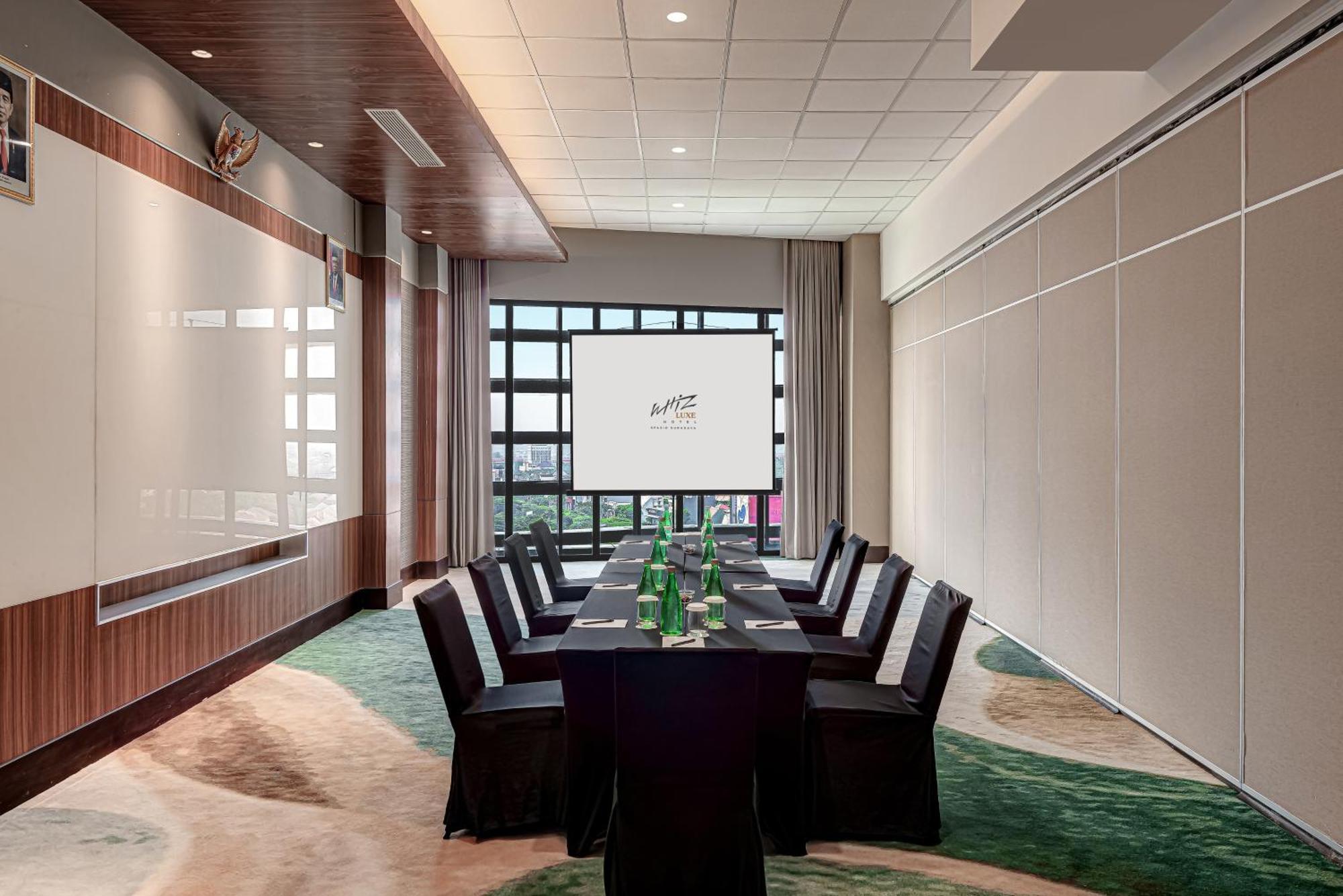 Whiz Luxe Hotel Spazio Surabaya Dış mekan fotoğraf