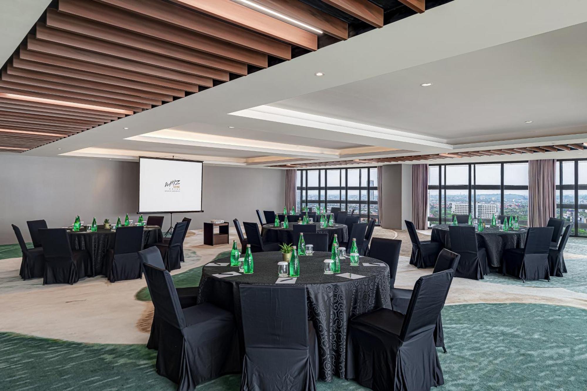 Whiz Luxe Hotel Spazio Surabaya Dış mekan fotoğraf