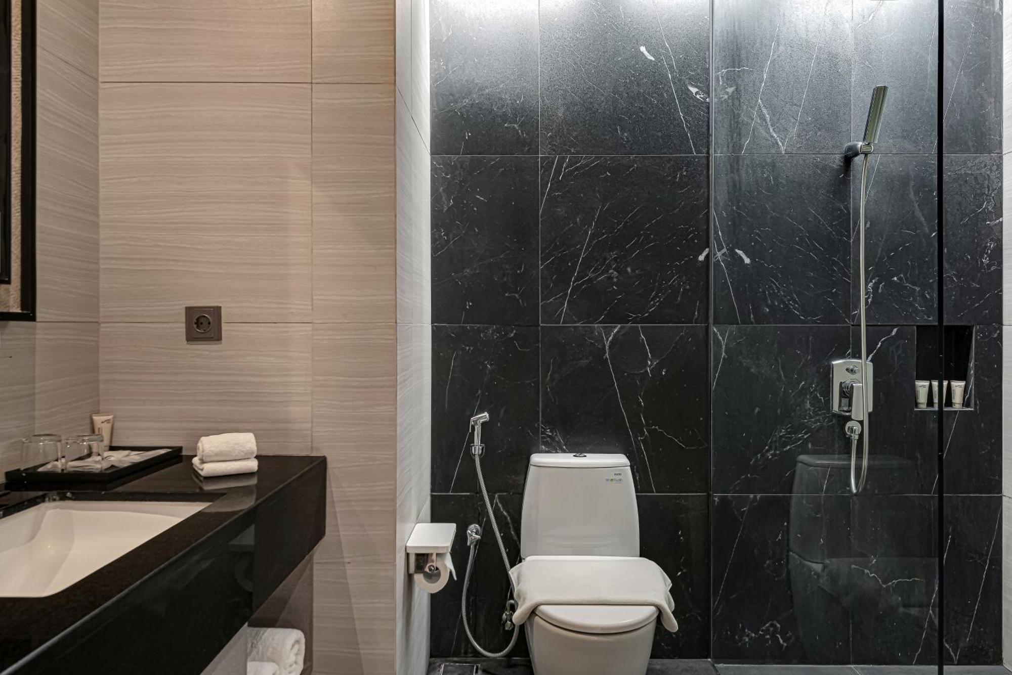 Whiz Luxe Hotel Spazio Surabaya Dış mekan fotoğraf