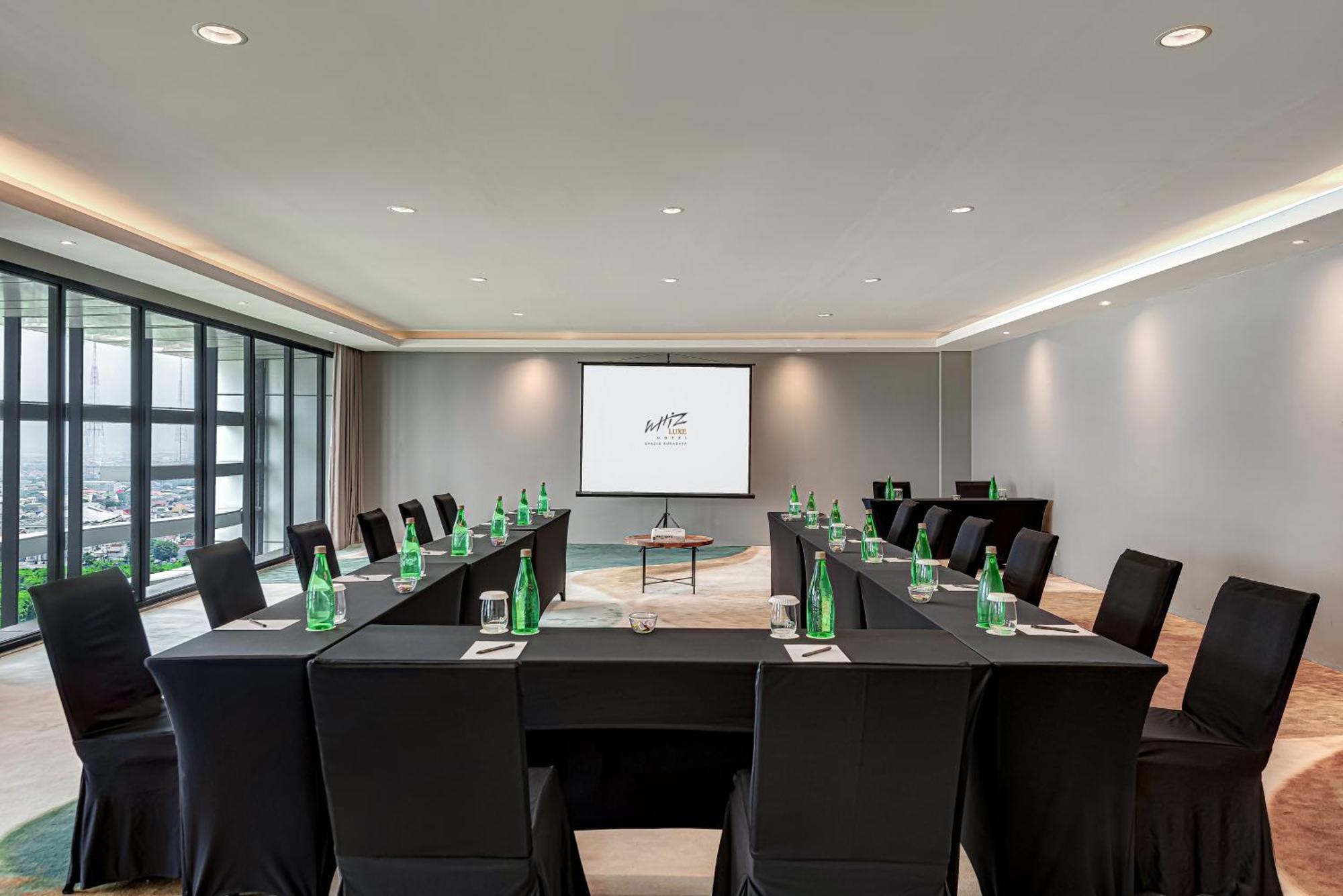 Whiz Luxe Hotel Spazio Surabaya Dış mekan fotoğraf