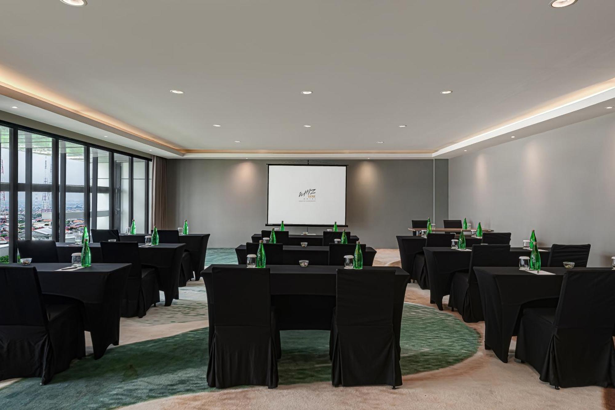 Whiz Luxe Hotel Spazio Surabaya Dış mekan fotoğraf