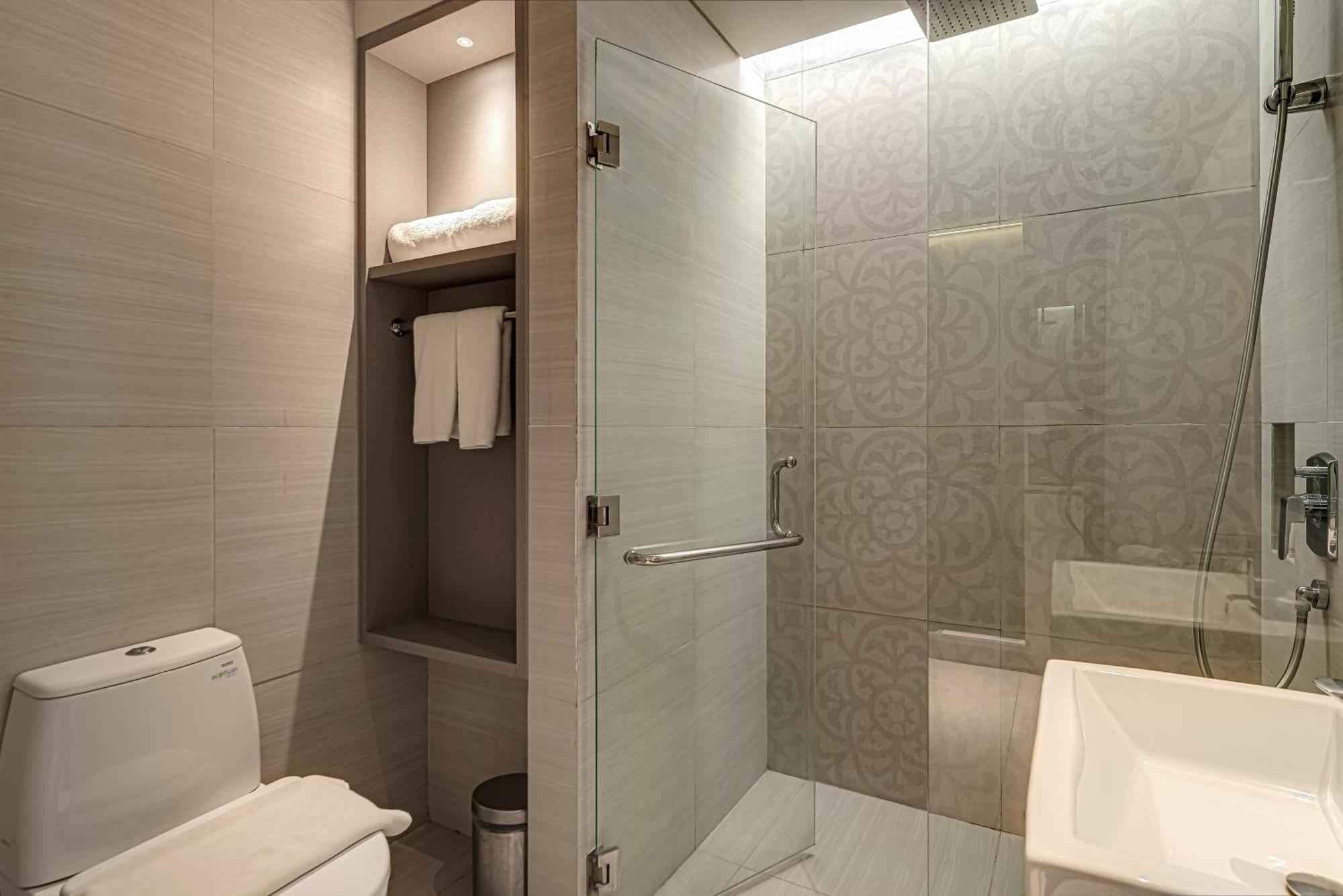 Whiz Luxe Hotel Spazio Surabaya Dış mekan fotoğraf