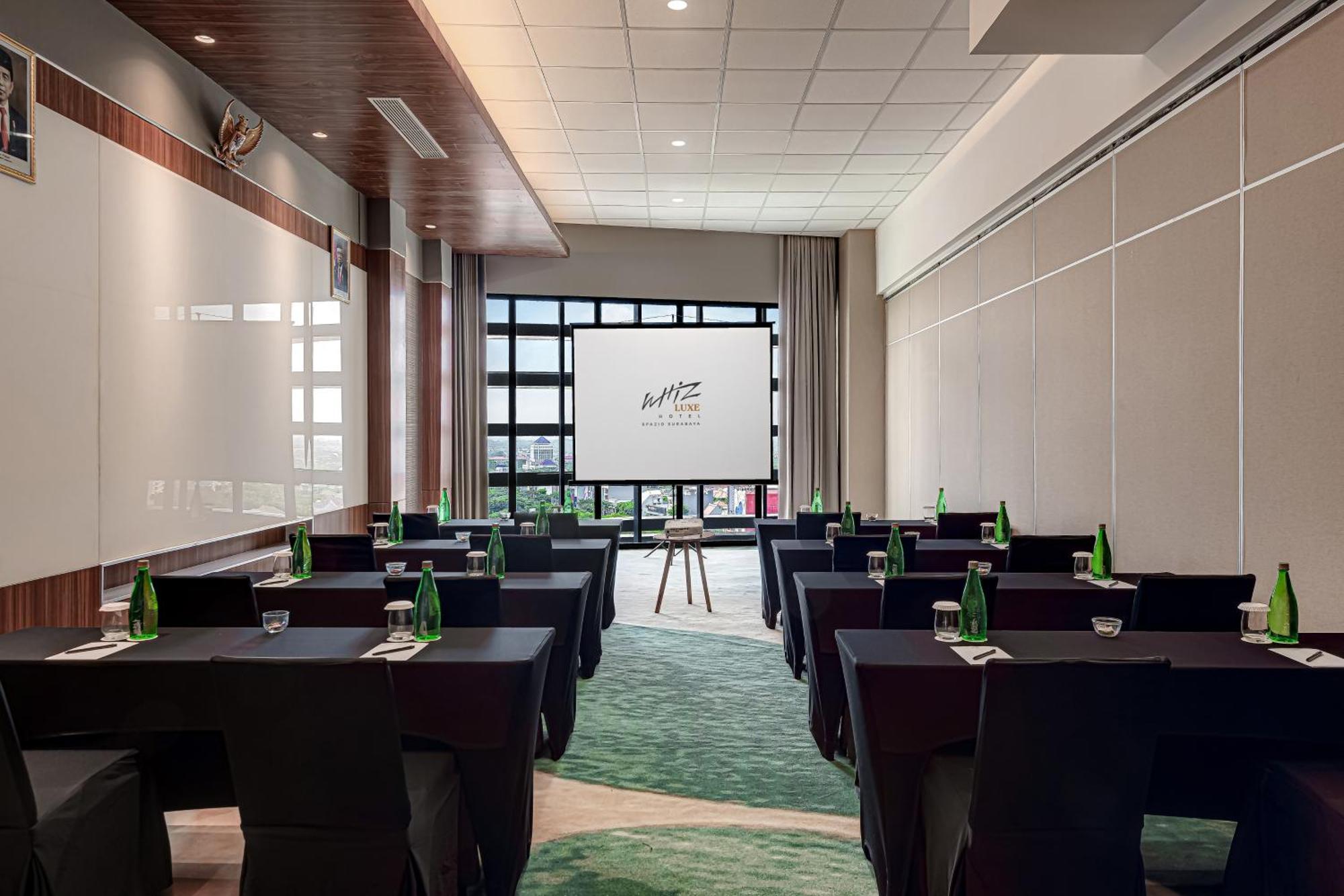 Whiz Luxe Hotel Spazio Surabaya Dış mekan fotoğraf