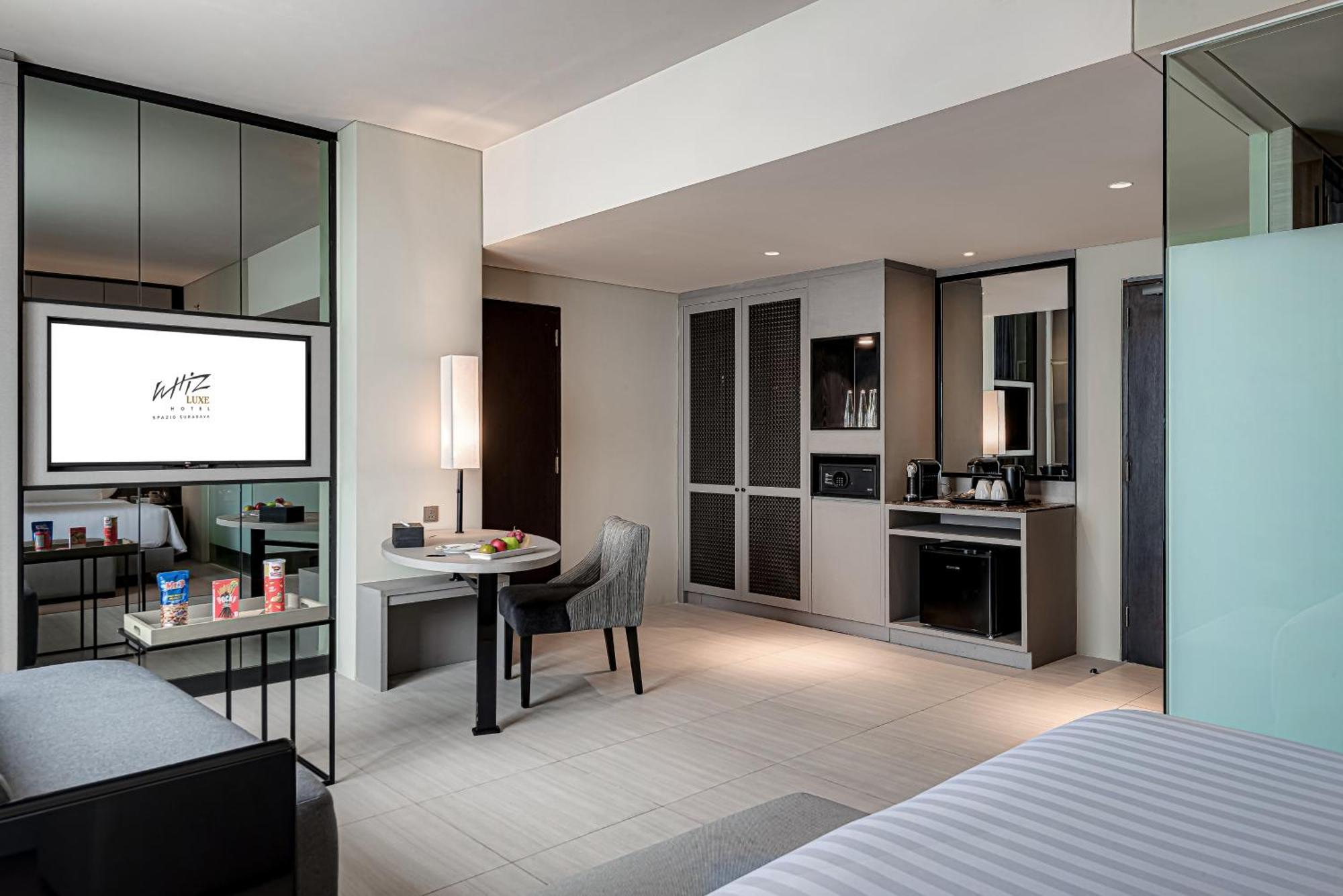 Whiz Luxe Hotel Spazio Surabaya Dış mekan fotoğraf