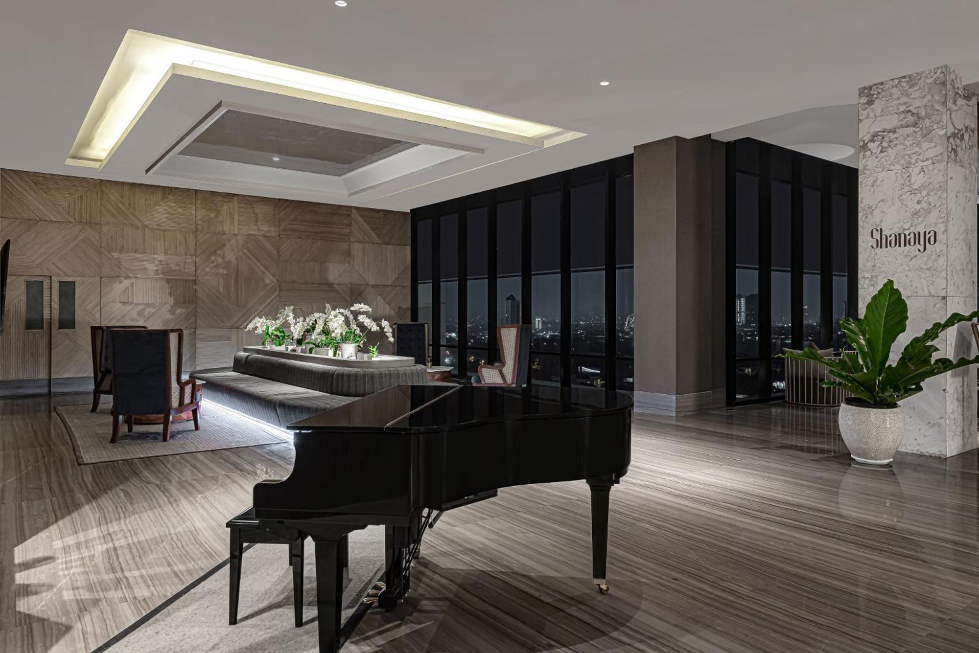 Whiz Luxe Hotel Spazio Surabaya Dış mekan fotoğraf