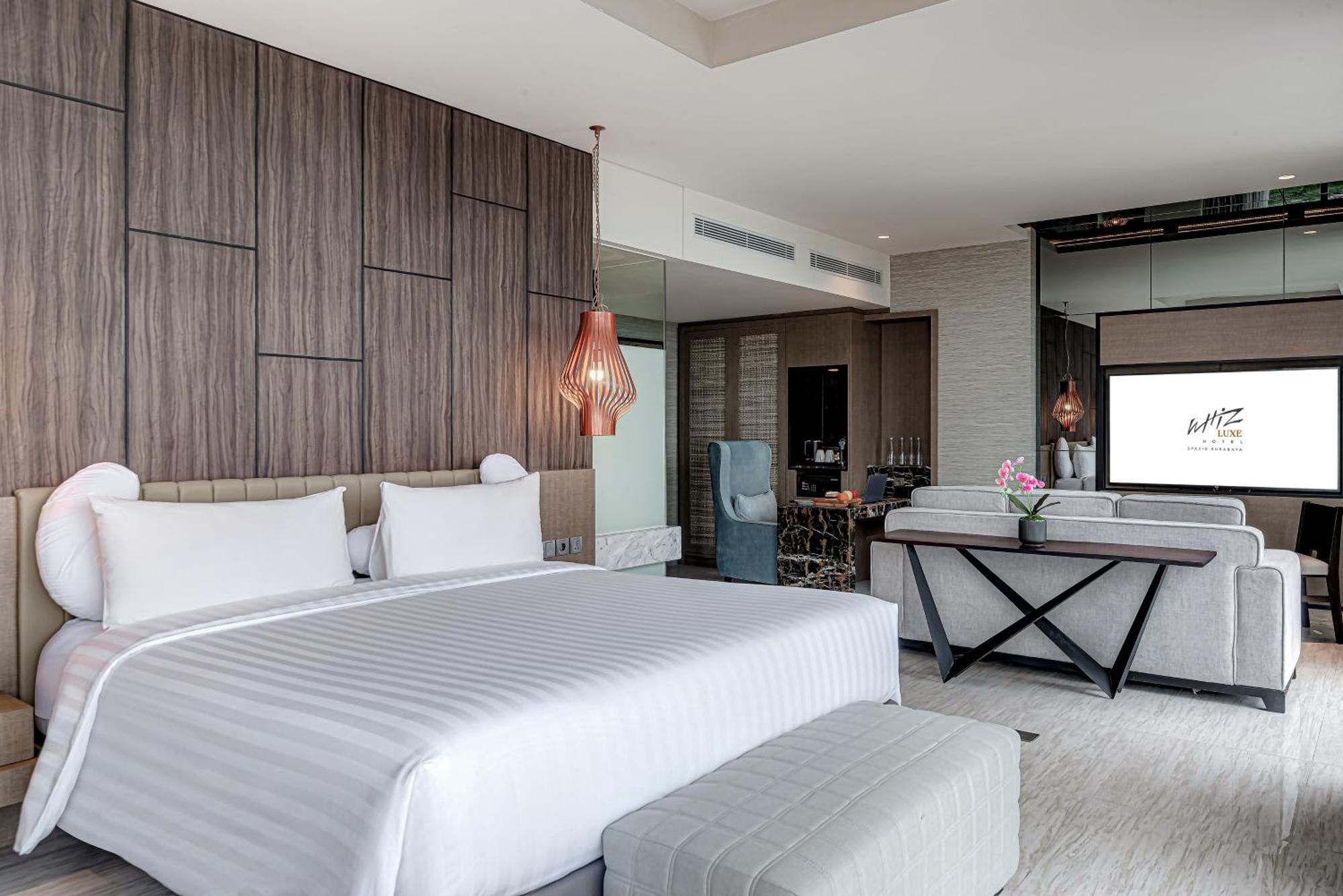 Whiz Luxe Hotel Spazio Surabaya Dış mekan fotoğraf