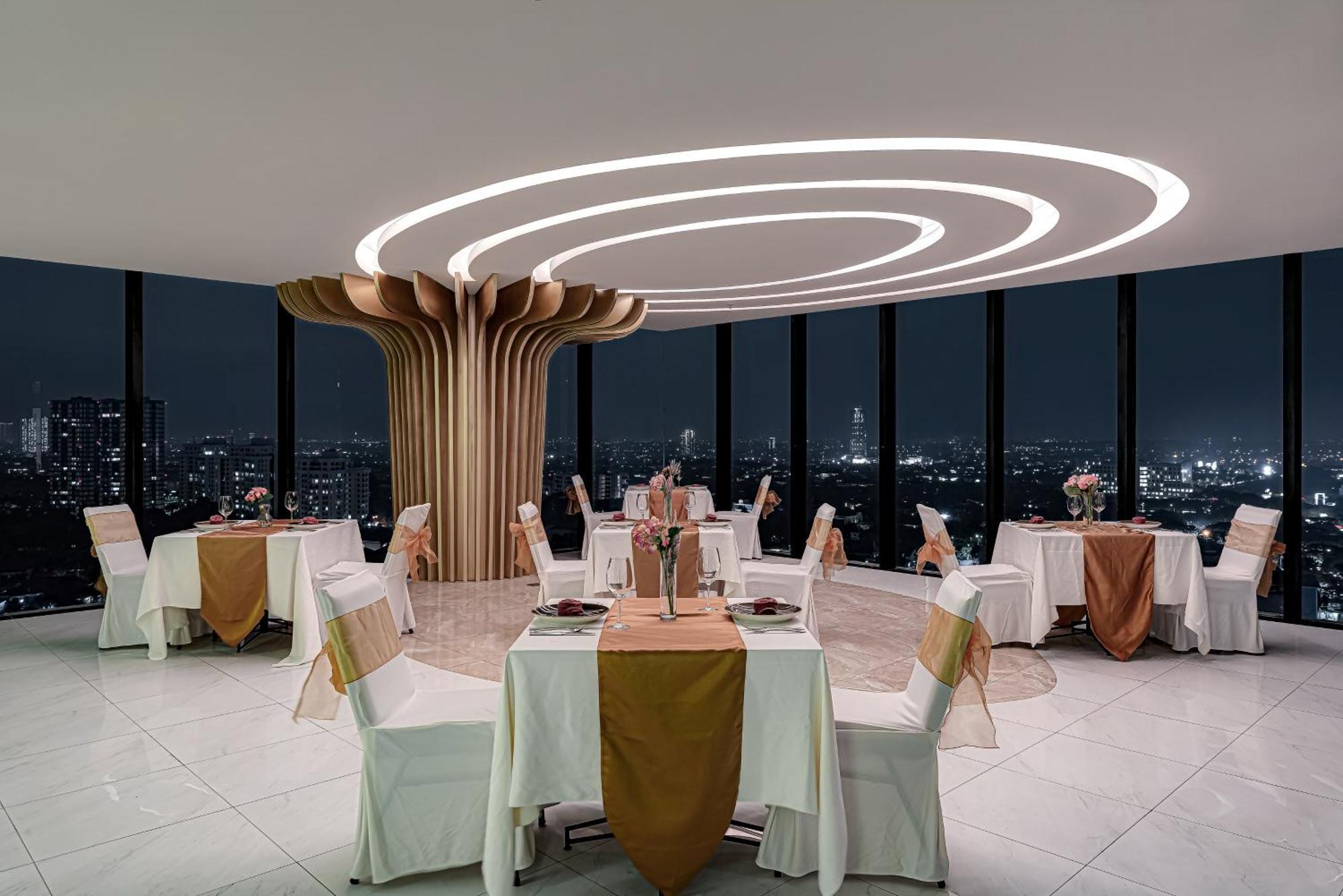 Whiz Luxe Hotel Spazio Surabaya Dış mekan fotoğraf