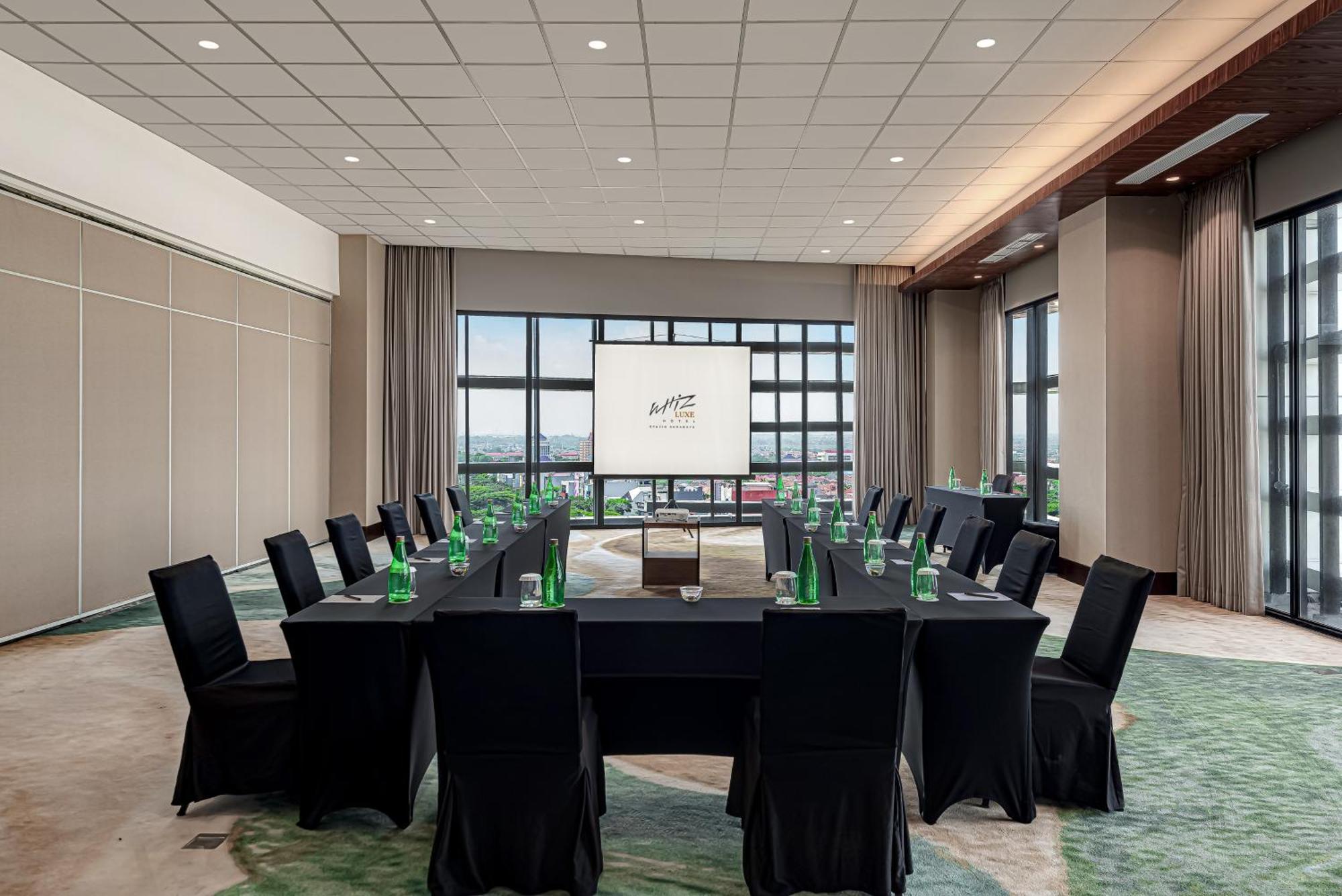 Whiz Luxe Hotel Spazio Surabaya Dış mekan fotoğraf