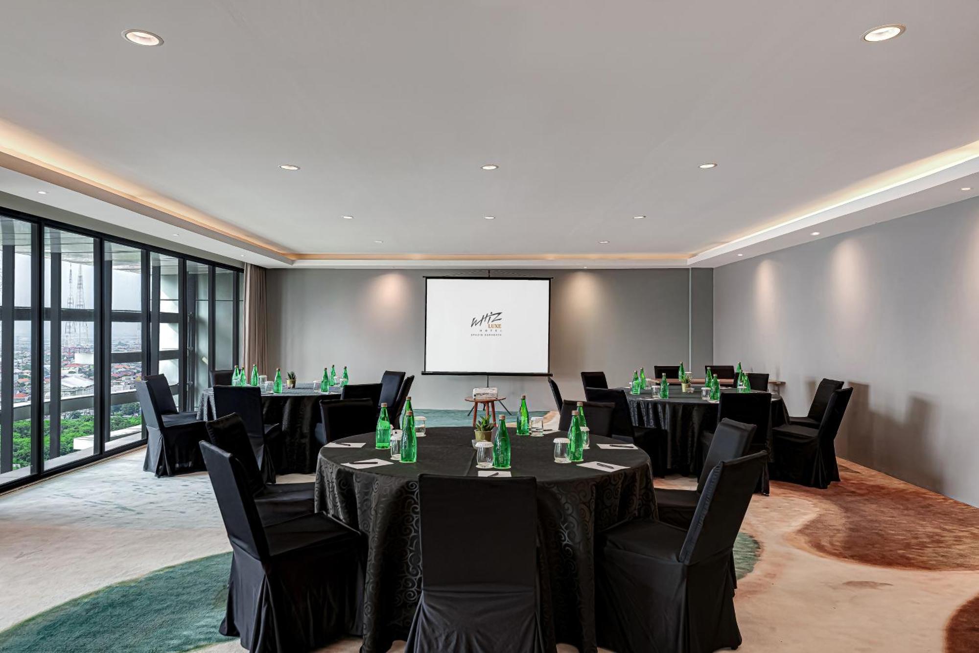 Whiz Luxe Hotel Spazio Surabaya Dış mekan fotoğraf