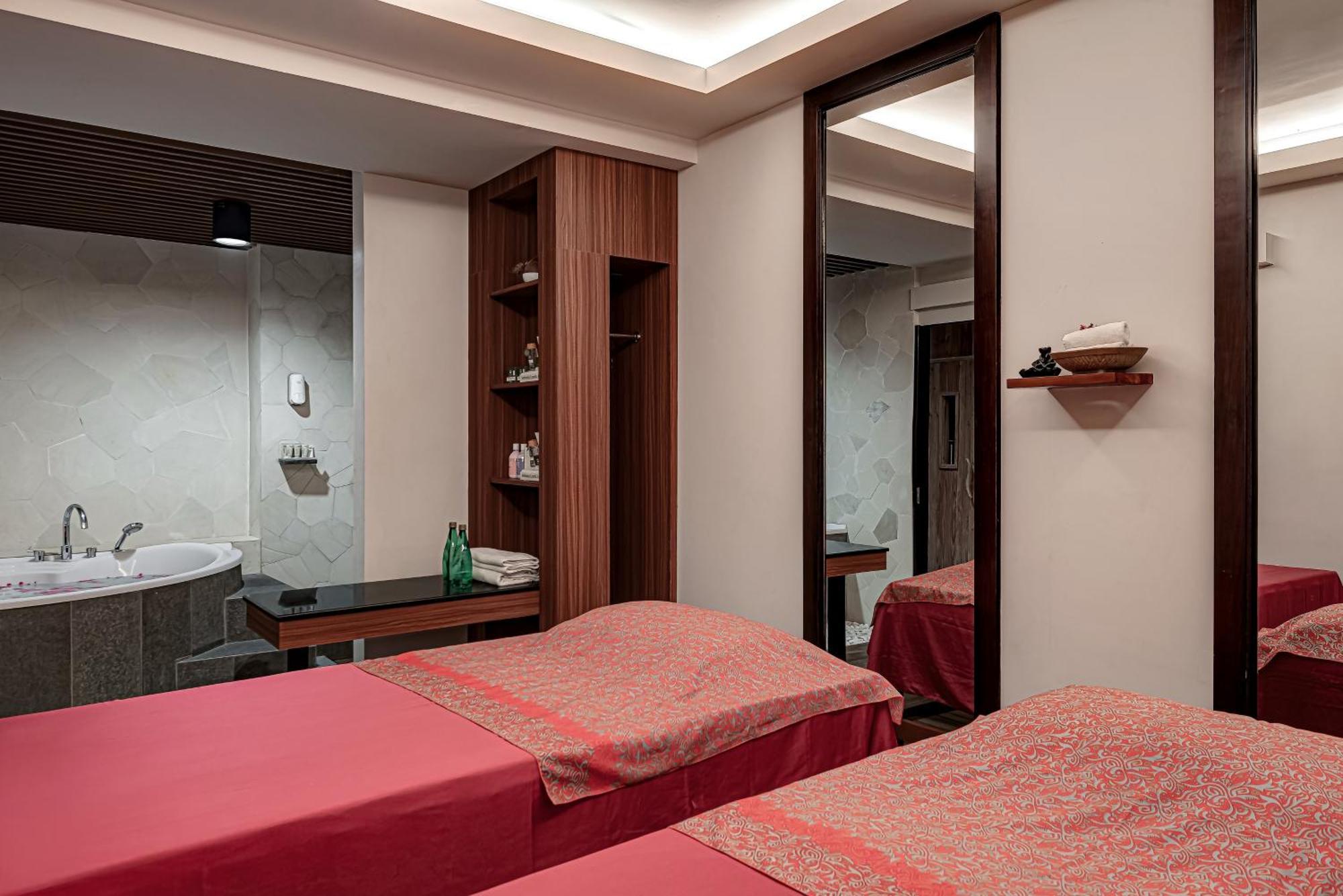 Whiz Luxe Hotel Spazio Surabaya Dış mekan fotoğraf